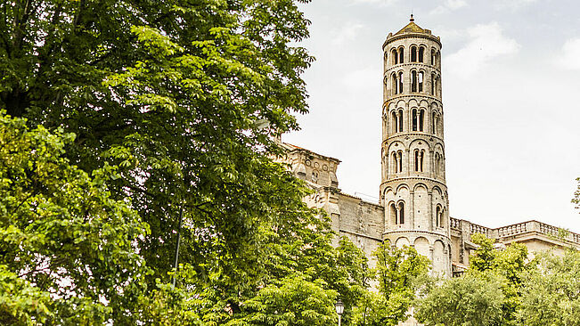 Sur la photo, la tour Fenestrelle, campanile, marque et emblème de la Ville d'Uzès - Agrandir l'image (fenêtre modale)