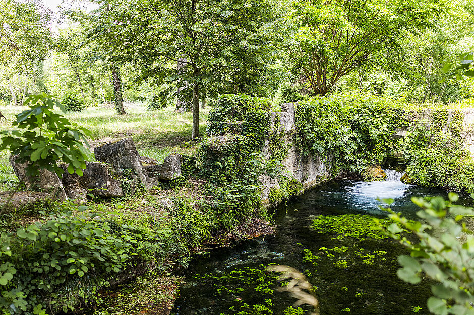 Sur la photo, la vallée de l'Eure avec sa verdure, ses arbres et sa rivière l'Alzon inspire quiétude et détente. - Agrandir l'image (fenêtre modale)