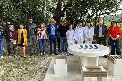 Les partenaires du projet inaugurent les tables de jeux au parc du duché, Uzès.