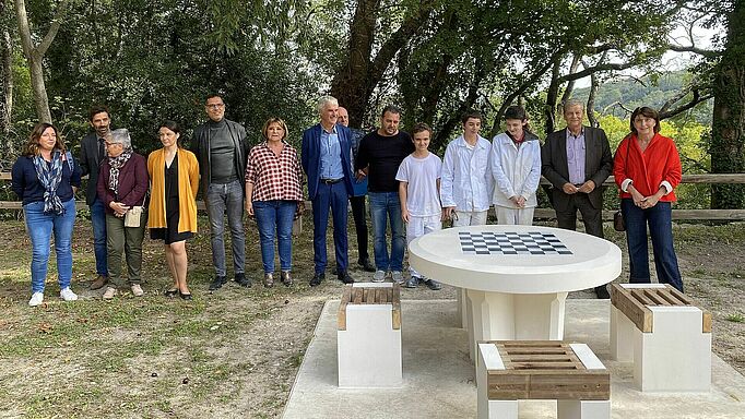 Les partenaires du projet inaugurent les tables de jeux au parc du duché, Uzès.