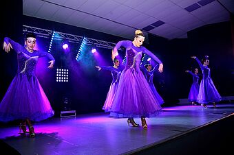 Cabaret,"Frenchy spectacles" dimanche 26 juin à 16h dans la Vallée de l'Eure, Uzès - Légende ci-après