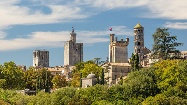 Vue d'Uzès : les trois pouvoirs médiévaux, symbolisés par les trois tours sur cette photo. De gauche à droite : la tour du roi, la tour de l'évêque et la tour ducale, appelée aussi Bermonde. - Agrandir l'image (fenêtre modale)