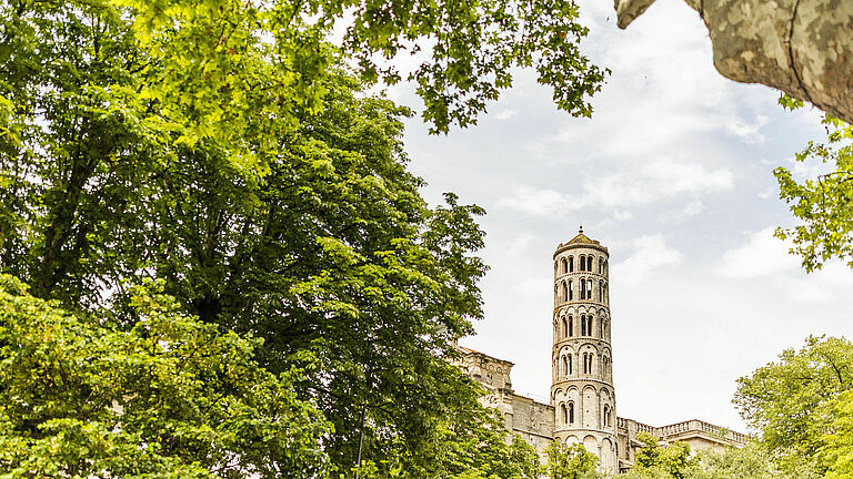 Sur la photo, la tour Fenestrelle, campanile, marque et emblème de la Ville d'Uzès