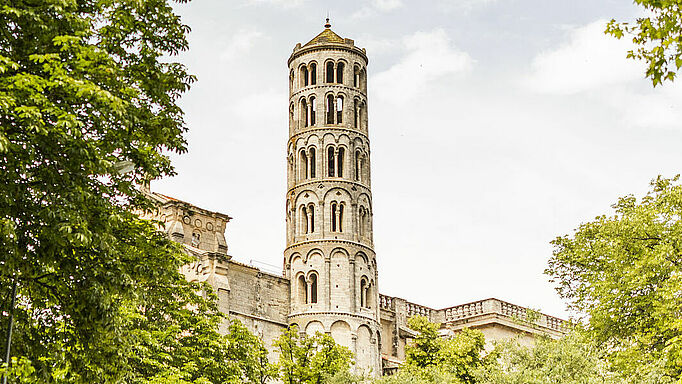 Sur la photo, la tour Fenestrelle, campanile, marque et emblème de la Ville d'Uzès