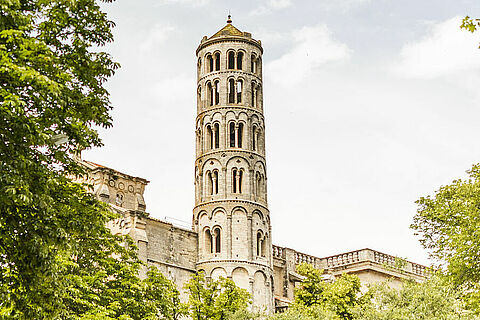 Sur la photo, la tour Fenestrelle, campanile, marque et emblème de la Ville d'Uzès